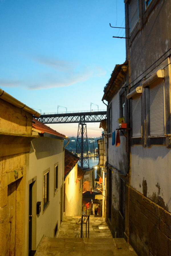 Das Viertel Guindais in Porto mit Abendstimmung und Blick auf die Ponte Dom Luis I.