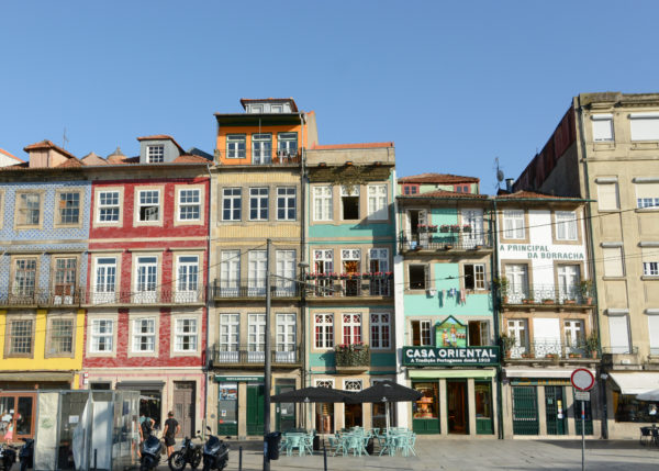 Die Rua dos Caldareiros in Porto mit alten Häusern