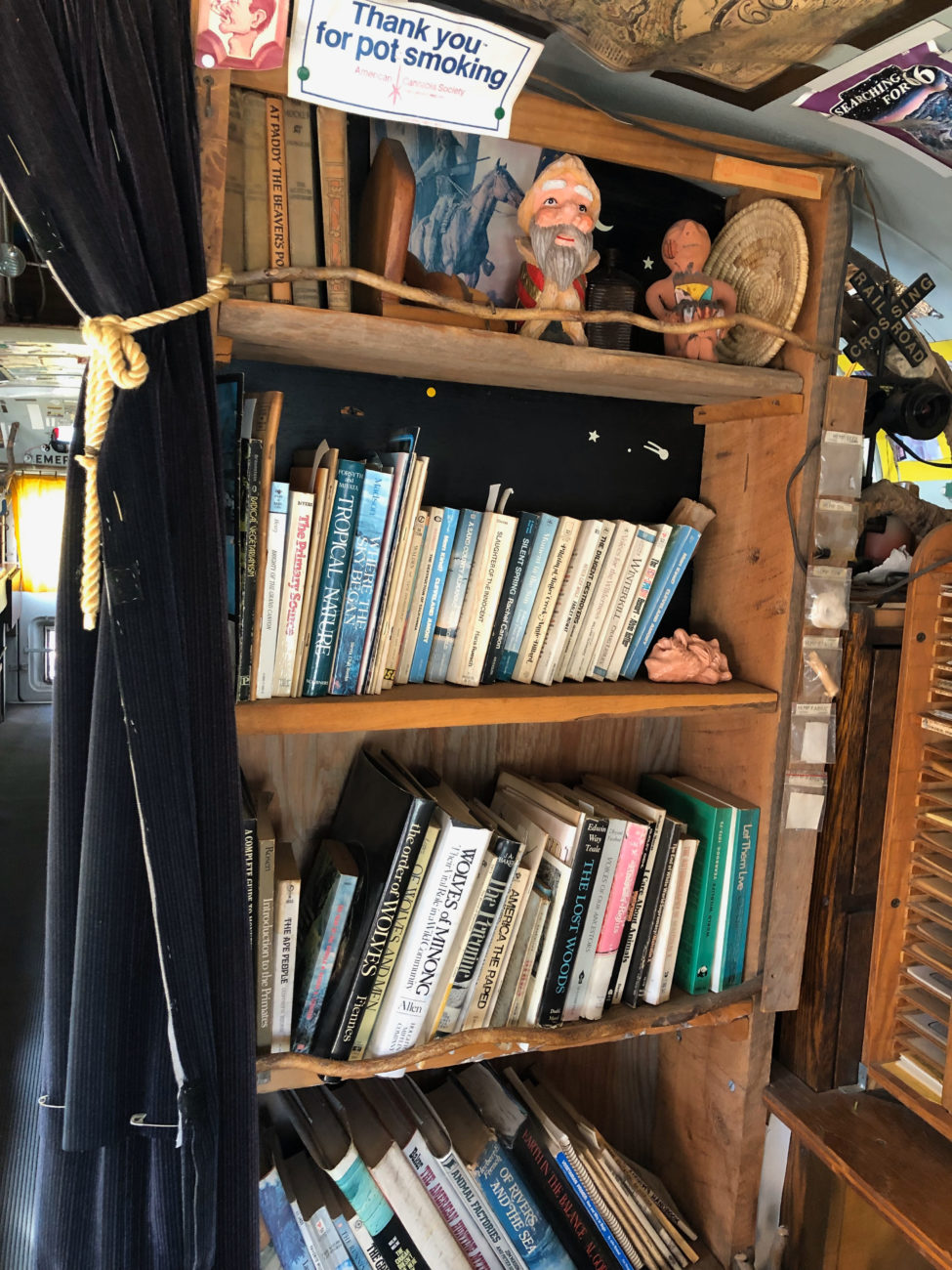 Bücherregal von Bob Waldmire mit Hinweisschild: Thank you for smoking pot