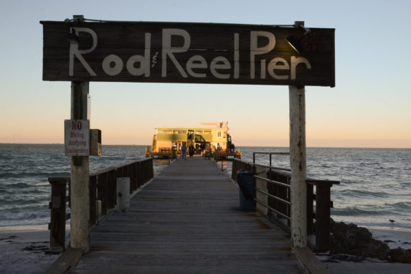 Der wacklige Holzpier Rod & Reel Pier ind er Tampa Bay bei Sarasota