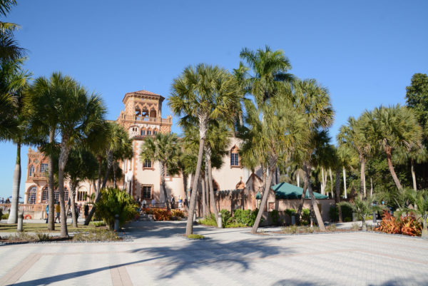 Die Märchenvilla Cà d’Zan gehört zu The Ringling in Sarasota mit dekorativen Königspalmen