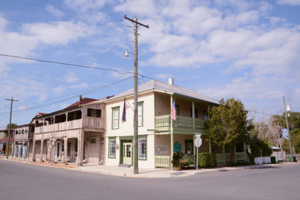 Ortsbild von Cedar Key mit Holzhäusern in Pastellfarben