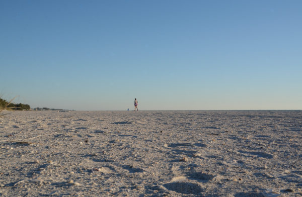 Jogger auf dem endlosen Strand von Anna Marian Island in Sarasota, Florida