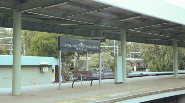 Der Bahnsteig von Adelaide Parklands Terminal
