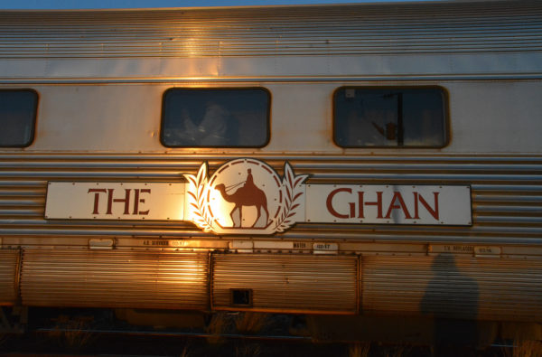 The Ghan im Licht der aufgehenden Sonne bei einem Zwischenstopp in Marla