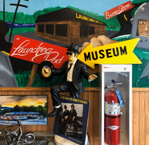 Das hauseigene Museum über dei Route 66 im Restaurant The Launching Pad in Wilmington Illinois mit Elwood Blues