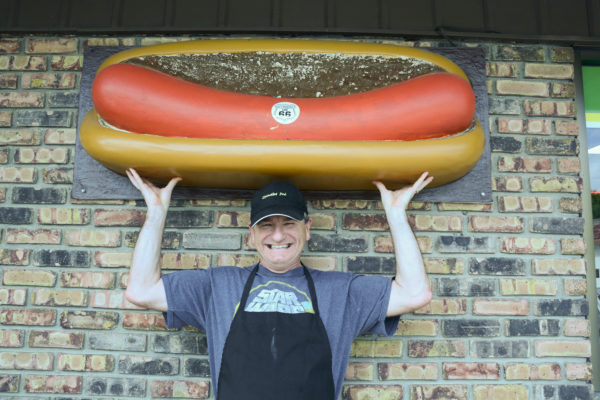 Eigentümer Tully Garrett stemmt einen Hotdog im Restaurant The Launching Pad an der Route 66 in Illinois