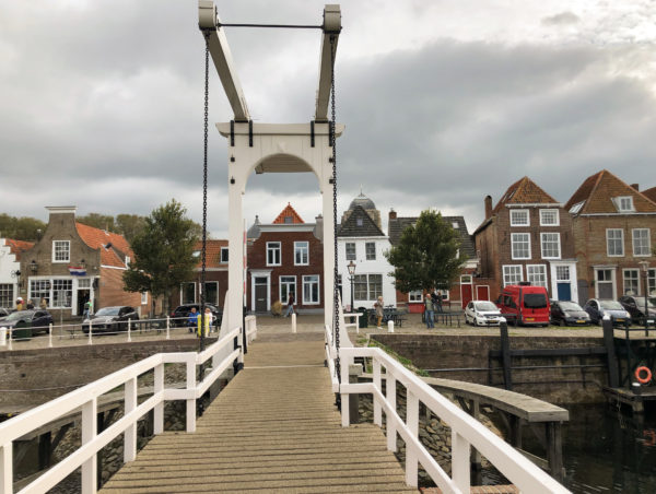 Weiße Hängebrücke im Hafen von Veere in Zeeland