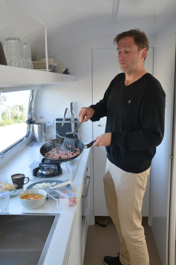 Blogger Ralf Johnen bei der Zubereitung des Frühstücks während des Camping im Airstream