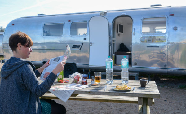 Frühstück mit Blick auf den Airstream auf dem Campingplatz de Lakens beim Nationalpark Zuid-Kennemerland