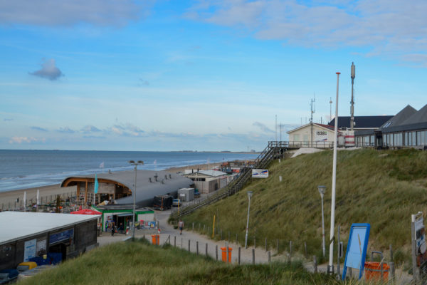 Blick auf die Strandpavillons und die Nordsee bei Bloemendaal an Zee