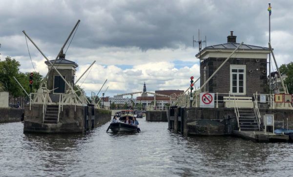 Brückenwächterhäuschen an der Amstel in Amsterdam mit Mokumboot