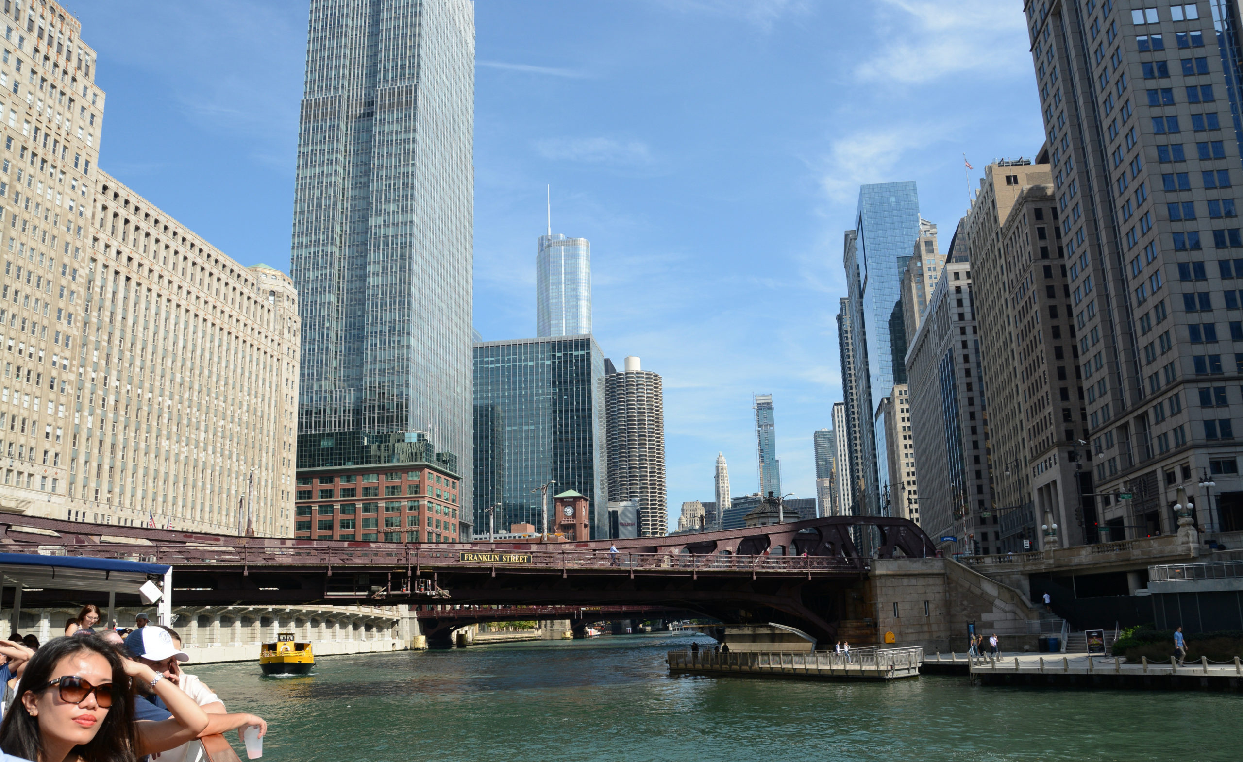 Bootstour durch die Wolkenkratzerschluchten von Chicago sind übrigens eine unvergessliche Sache
