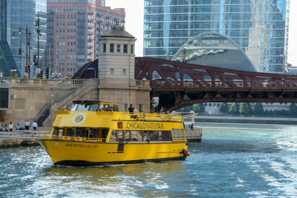 Wassertaxi auf dem Chicago River