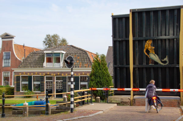 Offene Brücke währendd der Elfstädtetour per Boot in Friesland mit Badenixe