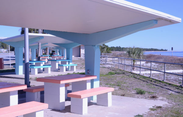 Pastellfarbener Picknickplatz am Strand von Carabell auf der Forgotten Coast in Florida