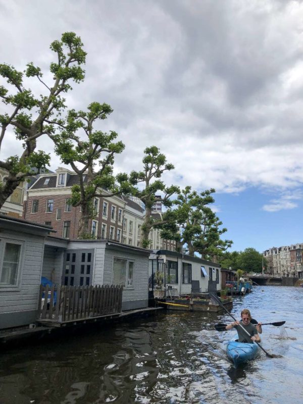 Kanutour auf den Amsterdamer Kanälen mit Hausbooten