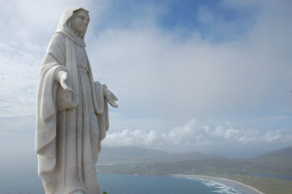 Eine Madonna auf einem Berg auf der irischen Insel Achill Island