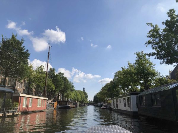 Eigenes Boot mieten in Amsterdam unterwegs auf der Prinsengracht