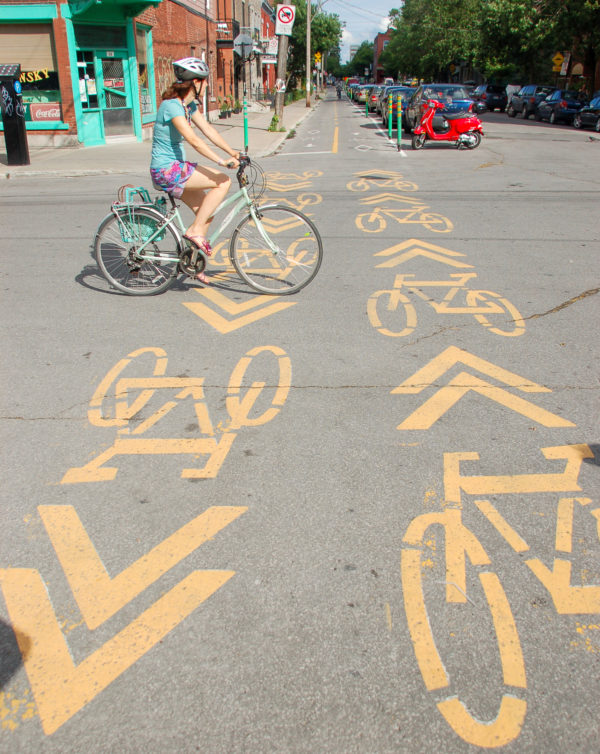 Radfahrerin auf dem abgetrennten Radweg in Montreal