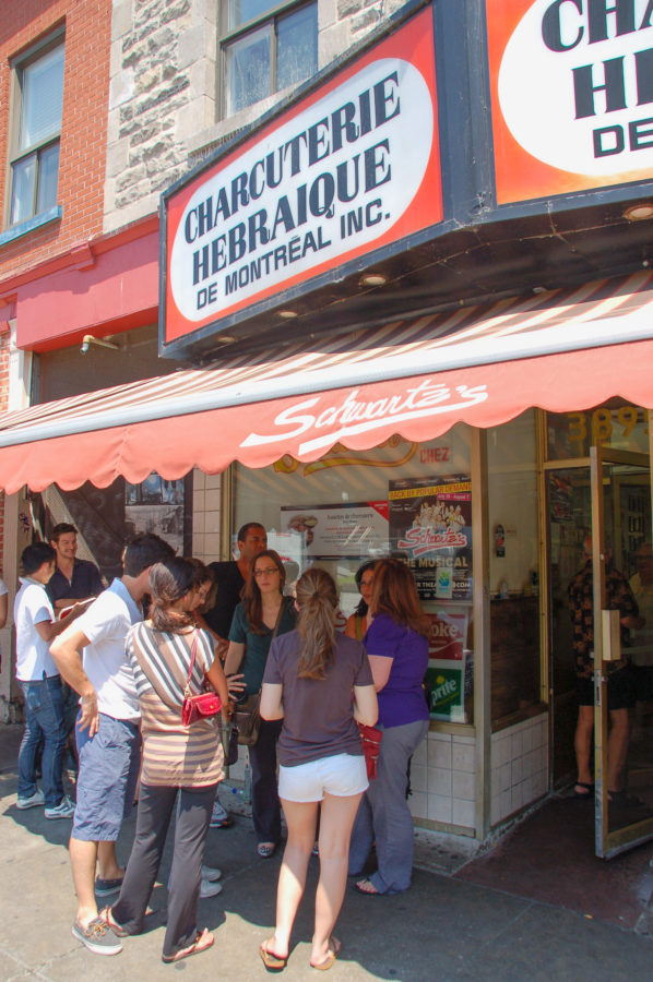 Schlange vor Schwartz's Delikatessen in Montreal