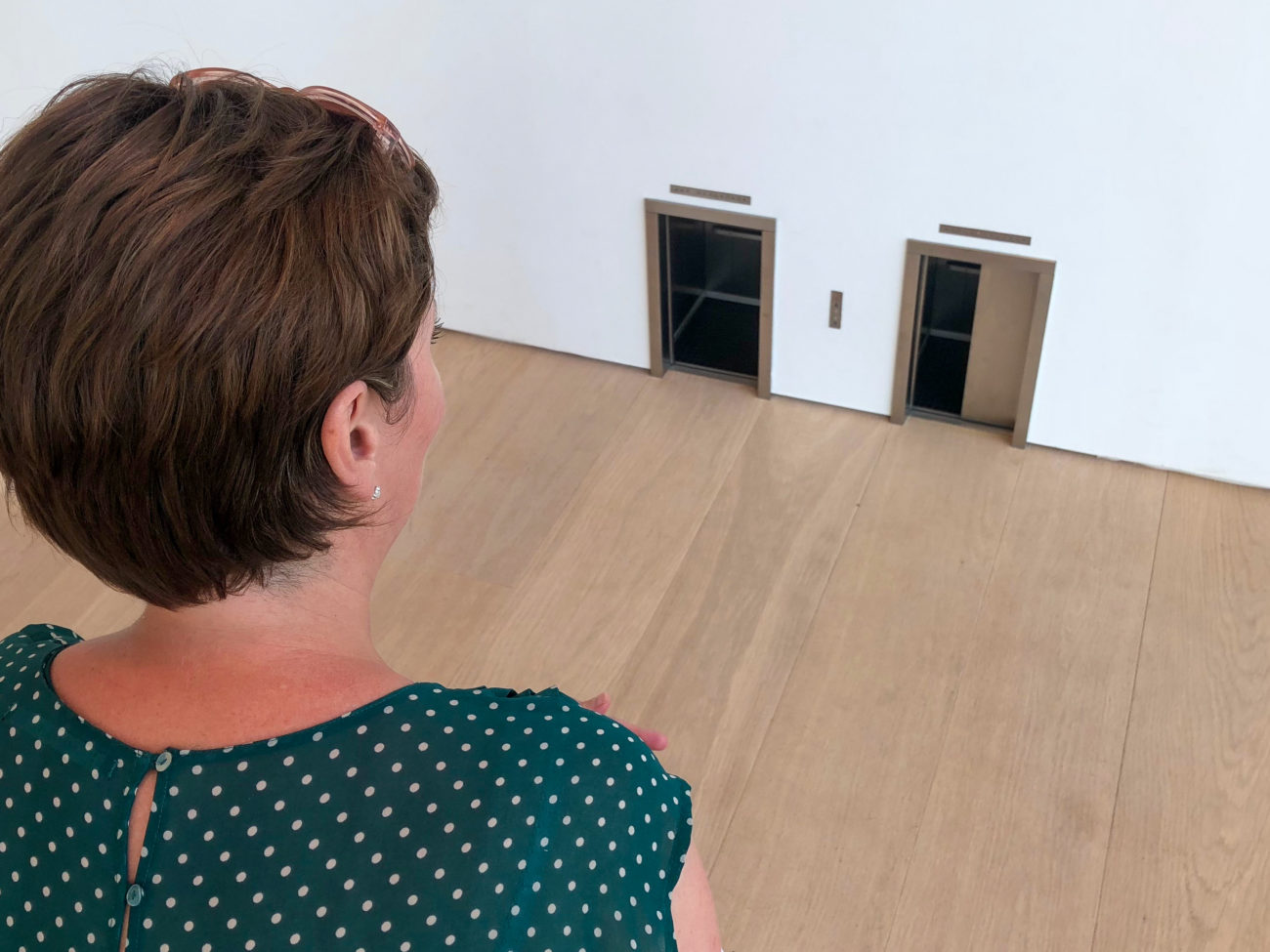 Mäuse-Aufzüge? Diese Frage stellt sich beim Anblick des Kunstwerks von Maurizio Cattelan.