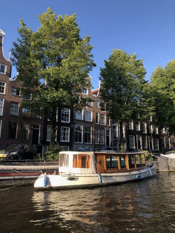Salonboot auf dem Amsterdamer Grachtengürtel