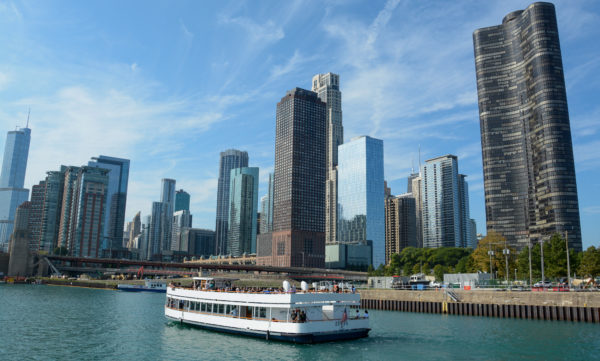 Ausflugsboot vor der Skyline von Chicago mit Lake Point Tower