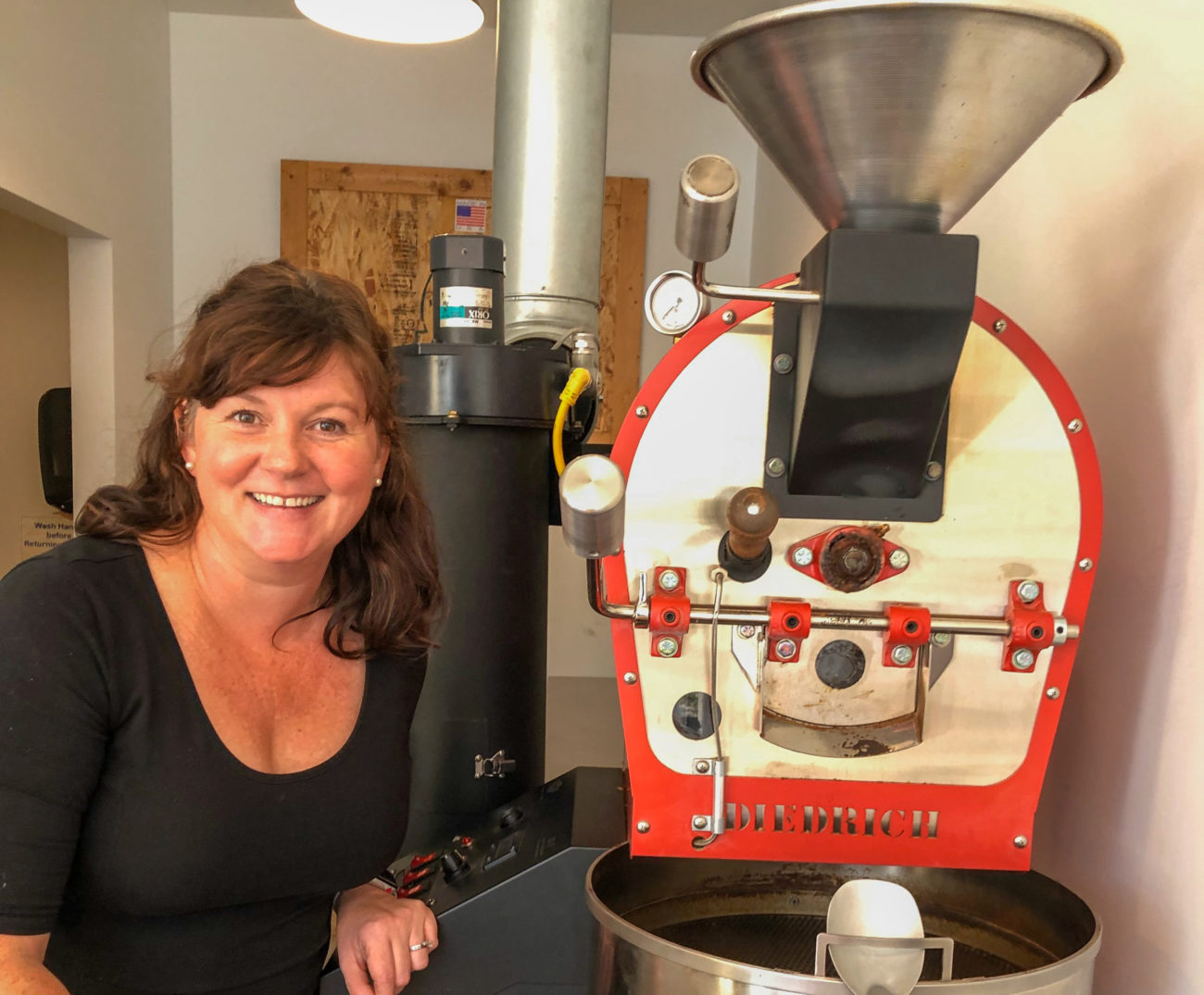 Besitzerin von Custom Cup in Springfield, Illinois, mit Kaffeemaschine