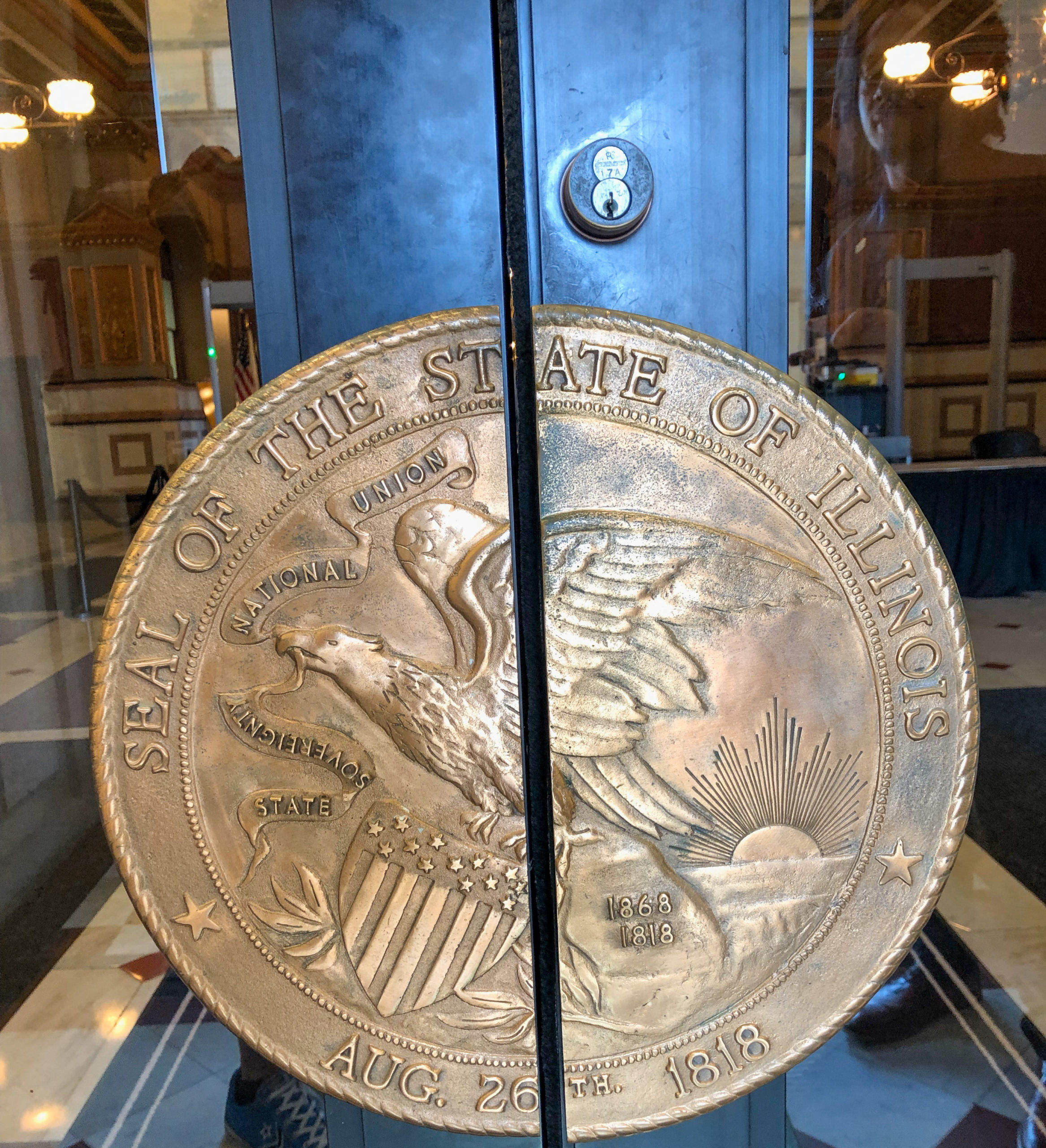 Bild mit Symbolkraft: Der geteilte amerikanische Adler am Eingang zum State Capitol in Springfield, Illinois