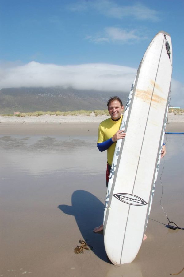 Autor Ralf Johnen mit Surfbrett auf Achill Island
