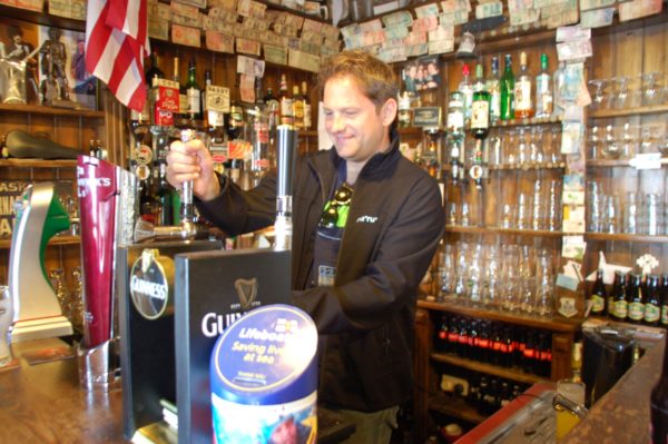 Autor Ralf Johnen zapft ein Guinness in der Kneipe Lynott