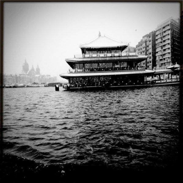 Das schwimmenden China-Restaurant in Form einer Pagode im Hafen von Amsterdam.
