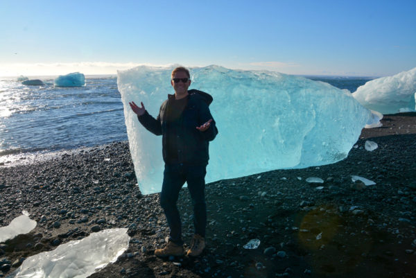 Autor vor Eisberg auf dem Lavastrand von Jökulsárlón im Süden von Island