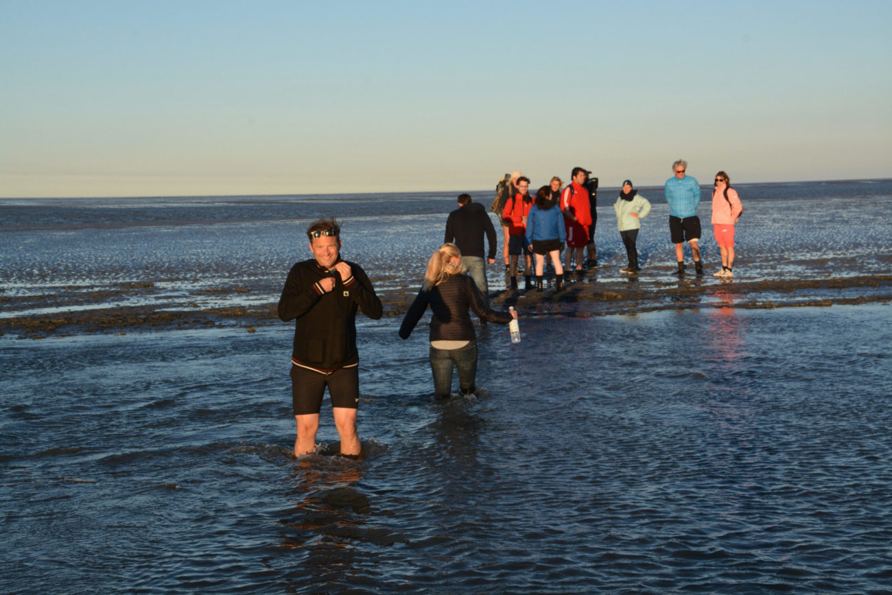 Autor Ralf Johnen während der Wattwanderung in der Nordsee mit einer Gruppe Wanderer