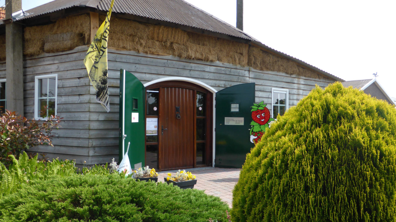 Ein Bauernhaus mit Hofladen verspricht Leckereien während der Radtour durch das andere Holland