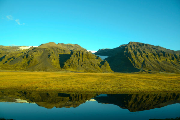 Unwirklicher Anblick am Morgen: Berge spiegeln sich makellos in einem isländischen See