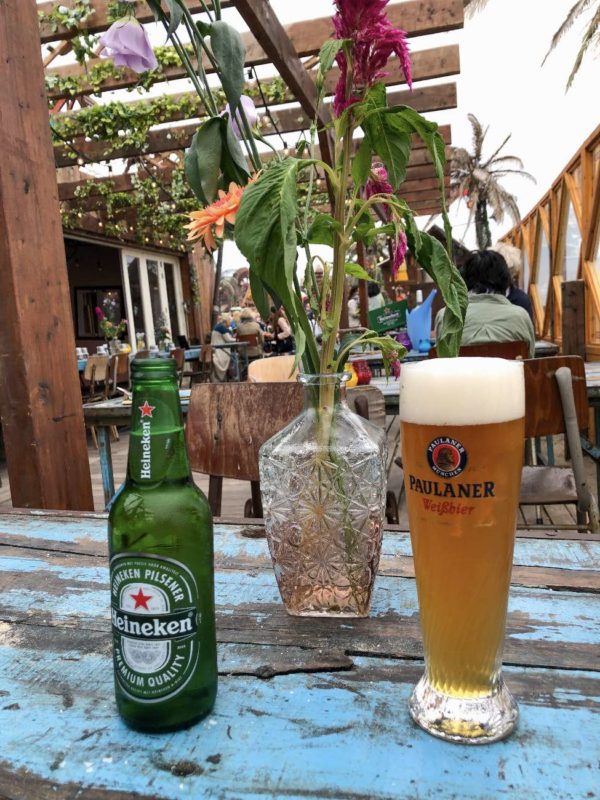 Zwei Biere auf einem Tisch mit Patina im Strandpavillon Woodstock 69 in Bloemendaal aan Zee