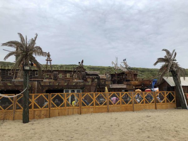 Palmen und Piratenschiff am Strandpavillon Woodstock 69 in Bloemendaal aan Zee