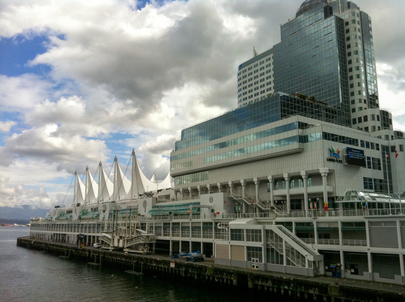 Canada Place an der Vancouver Bay mit den Bergen im Hintergrund