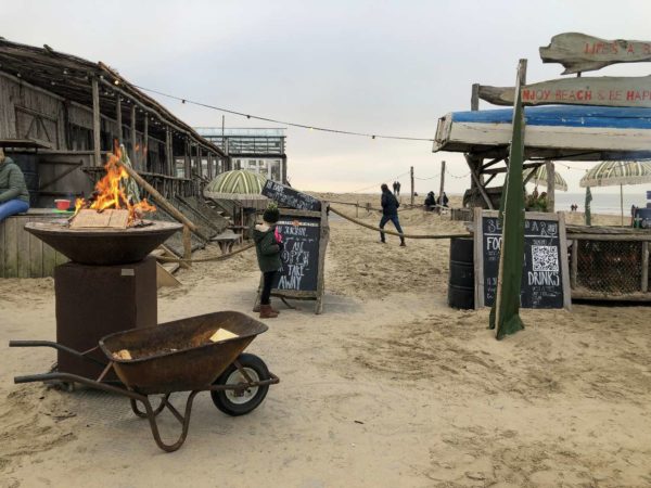Feuerchen mit Bar und Blicks aufs Meer im Strandpavillon Het Zand in Castricum aan Zee