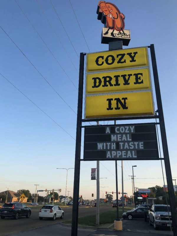 Die Leuchtreklame des Cozy Dog in Springfield, Illinois, an der Route 66 ist eine Ikone
