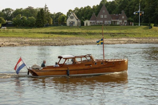 Ein Relikt aus Hansezeiten: Boot auf der Ijssel bei Deventer mit schwedischer Flagge