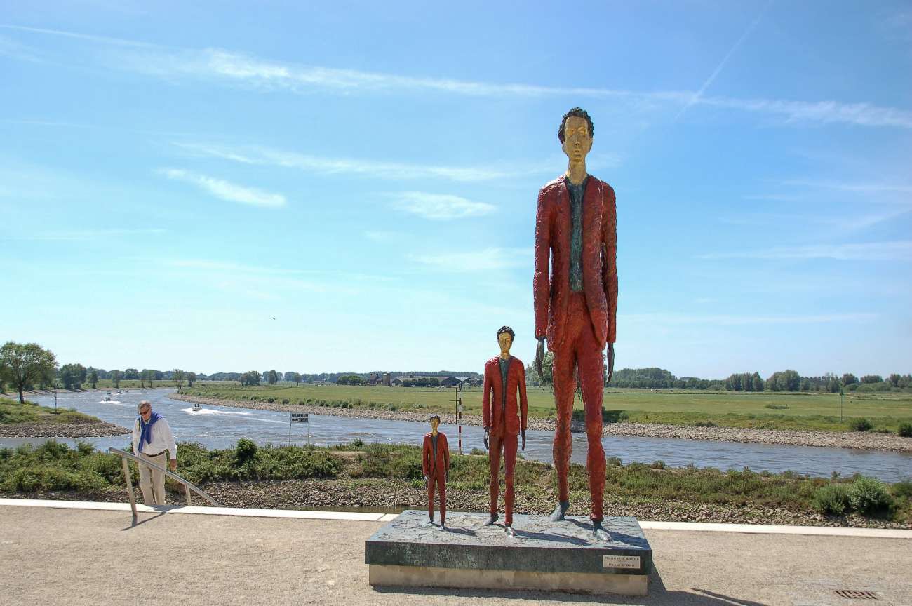 Eine Skulptur am Ijsselufer in der holländischen Stadt Doesburg