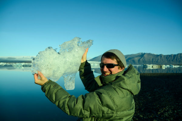Fundstück vor der spiegelglatten Oberfläche des Jökulsárlón in Island