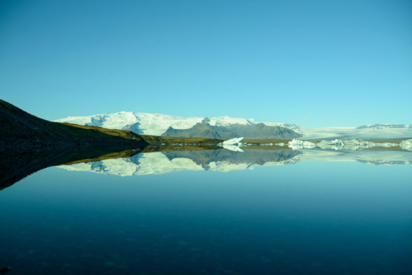 Berge in der spiegelglatten Oberfläche des Jökulsárlón an der Ringstraße in Island