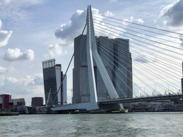 Die Erasmusbrücke in Rotterdam mit der Maas und dem von Rem Koolhaas entworfenen Hotel Nhow