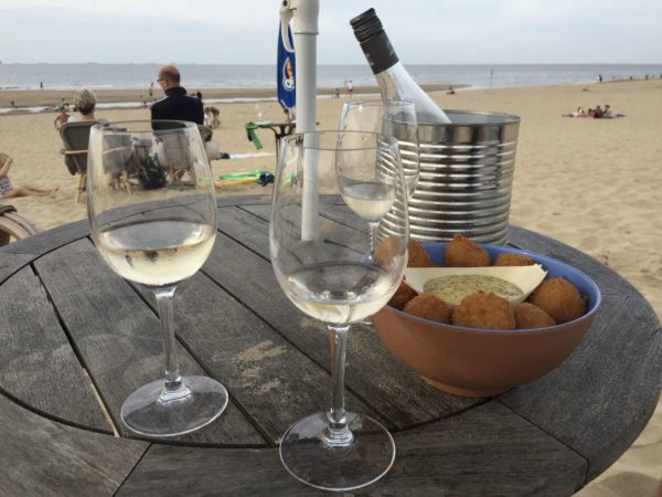 Bitterballen mit Weinkühler in einem der besten Strandpavillons der Niederlande, Het Puntje in Scheveningen
