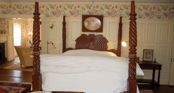 Ein Schlafzimmer im ehrwürdigen Greyfield Inn ist kurz gesagt wunderschön mit alen Möbeln eingerichtet