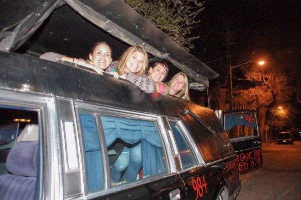 Eine Tour im Leichenwagen durch Savannah mit vier jungen Frauen